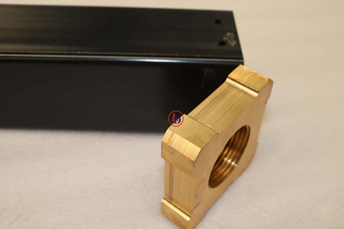 丝杆升降机单台使用时为什么必须加防旋转装置？